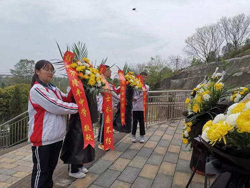 保护秀美山川 清明文明祭扫——彭州市隆丰中学党支部4月志愿者服务活动