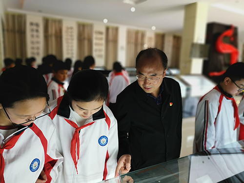 保护秀美山川 清明文明祭扫——彭州市隆丰中学党支部4月志愿者服务活动