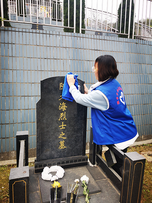 保护秀美山川 清明文明祭扫——彭州市隆丰中学党支部4月志愿者服务活动