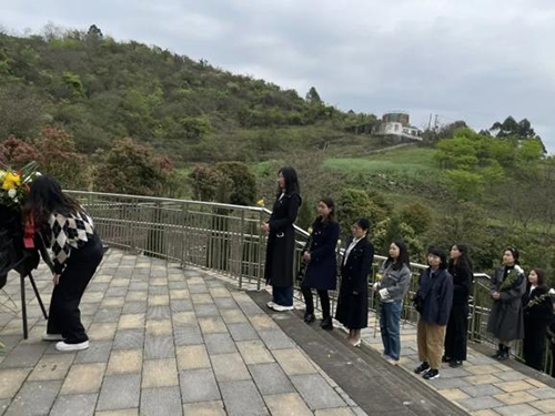 彭州市机关幼儿园开展清明节主题党团日活动