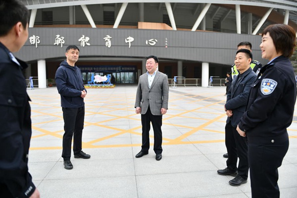 邯郸市交巡警支队党委书记、支队长马光同志现场调度省运会安保工作