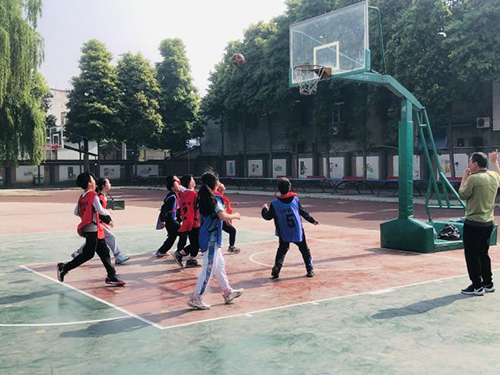 彭州市三界小学爱成都迎大运班级篮球赛激情开赛