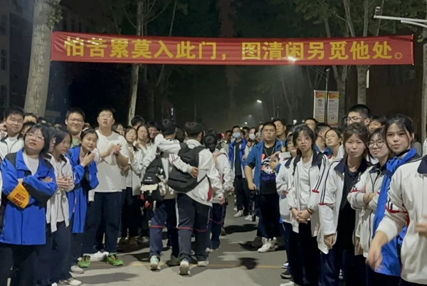 超越极限 挑战自我 廊坊市第十五中学举行第十一届百里远足活动