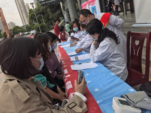 崇州市人民院联合四川省人民医院开展生殖内分泌与不孕症专家义诊活动