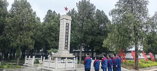 冒雨祭先烈 英雄永不朽 —十七冶淄博太阳山旅游开发有限公司产业新城集中安置房北区项目部清明祭英烈 
