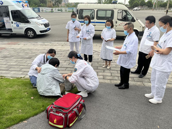 崇州市人民医院急诊科开展院前急救出诊及时性及规范性演练