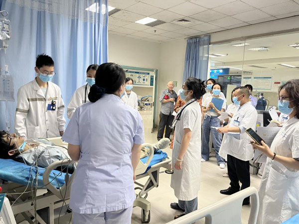 崇州市人民医院急诊科开展院前急救出诊及时性及规范性演练