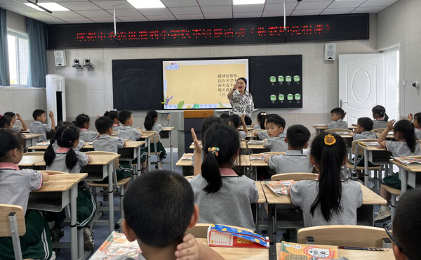 成都市双流区胜利小学举行新教师亮相课活动