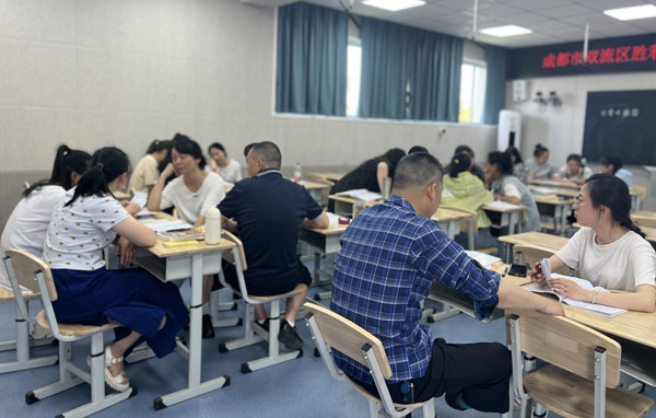 成都市双流区胜利小学举行新教师亮相课活动