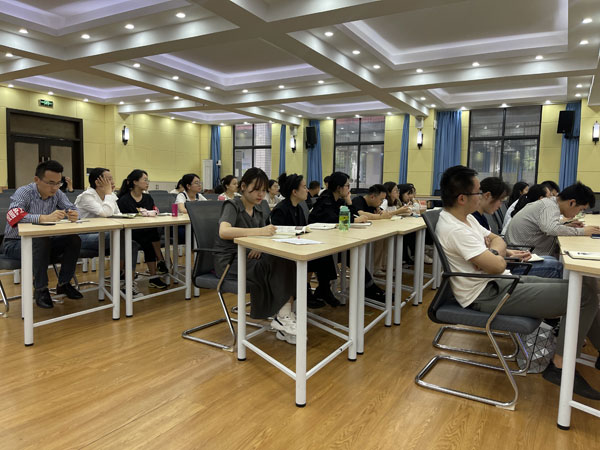 崇州市蜀城中学开展青年教师第九次培训