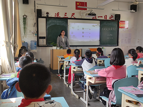 彭州市葛仙山楠杨学校开展“文明礼仪我学习”主题教育活动
