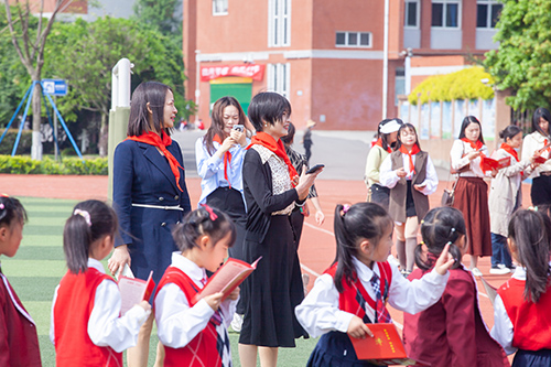 青白江区何静少先队工作室到彭州市延秀小学学习交流少先队工作