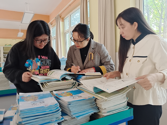 大邑县南街小学开展学月教学常规检查 