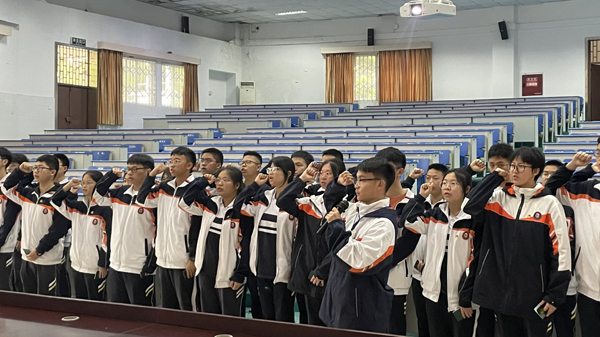 乐山一中举行第59期团校结业典礼暨新团员入团仪式