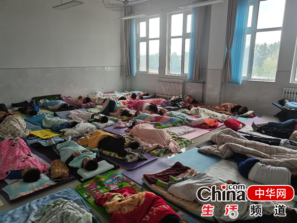 “躺平”午睡 活力满满——烟台大学附属中学石明校区改善学生午休方式