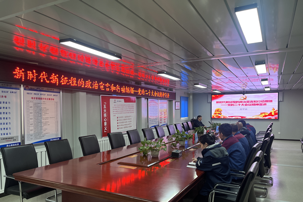 十七冶集团路桥分公司总会计师范甲林到G30四分部项目讲党课