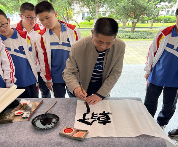 崇州市硬笔书法协会“送书法、送书签进校园”活动在廖家中学隆重举行