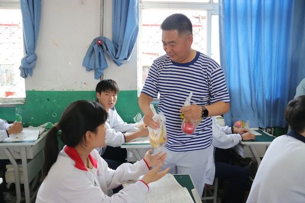 【关爱学生 幸福成长】果香助高考，温情暖人心——邯郸市建安中学校领导暖心慰问高三学生活动