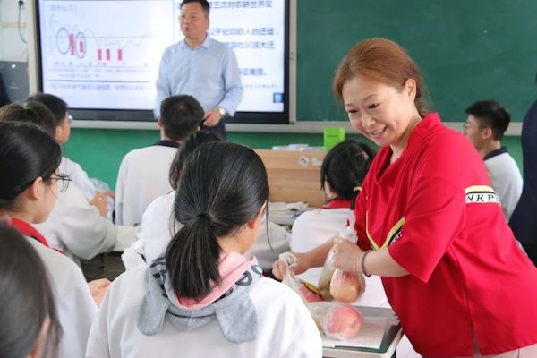 【关爱学生 幸福成长】果香助高考，温情暖人心——邯郸市建安中学校领导暖心慰问高三学生活动