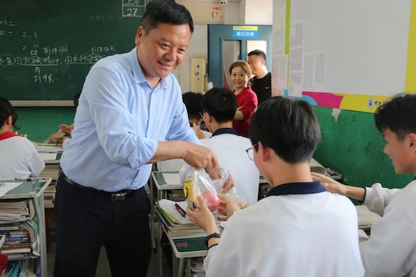 【关爱学生 幸福成长】果香助高考，温情暖人心——邯郸市建安中学校领导暖心慰问高三学生活动