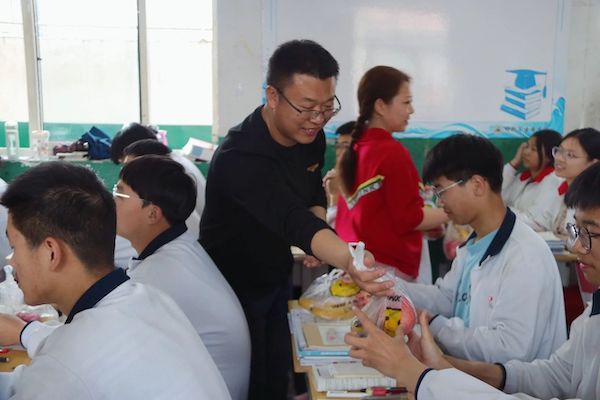 【关爱学生 幸福成长】果香助高考，温情暖人心——邯郸市建安中学校领导暖心慰问高三学生活动