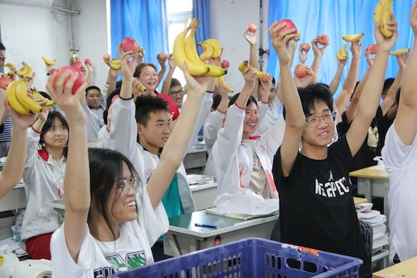 【关爱学生 幸福成长】果香助高考，温情暖人心——邯郸市建安中学校领导暖心慰问高三学生活动