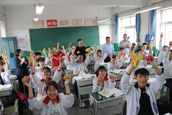 【关爱学生 幸福成长】果香助高考，温情暖人心——邯郸市建安中学校领导暖心慰问高三学生活动