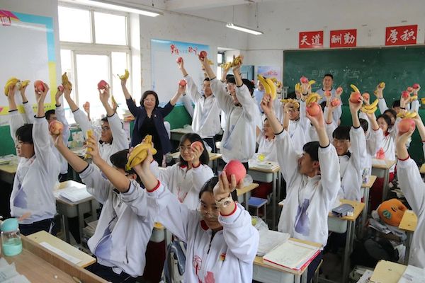 【关爱学生 幸福成长】果香助高考，温情暖人心——邯郸市建安中学校领导暖心慰问高三学生活动