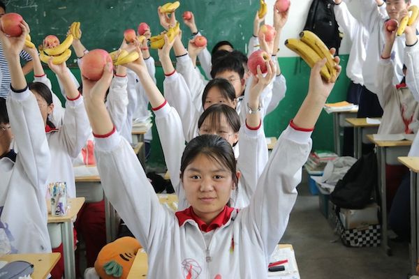 【关爱学生 幸福成长】果香助高考，温情暖人心——邯郸市建安中学校领导暖心慰问高三学生活动
