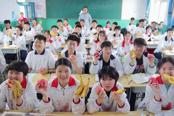 【关爱学生 幸福成长】果香助高考，温情暖人心——邯郸市建安中学校领导暖心慰问高三学生活动