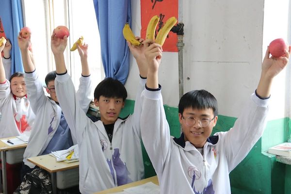 【关爱学生 幸福成长】果香助高考，温情暖人心——邯郸市建安中学校领导暖心慰问高三学生活动