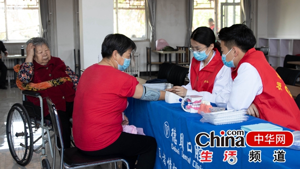 烟台“智汇高新”雷锋志愿者大队走进芝罘区天慈颐养中心看望老人