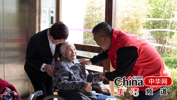 烟台“智汇高新”雷锋志愿者大队走进芝罘区天慈颐养中心看望老人