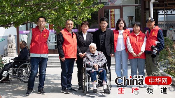 烟台“智汇高新”雷锋志愿者大队走进芝罘区天慈颐养中心看望老人