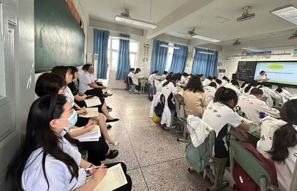 崇州市教培中心到蜀城中学进行初中视导工作