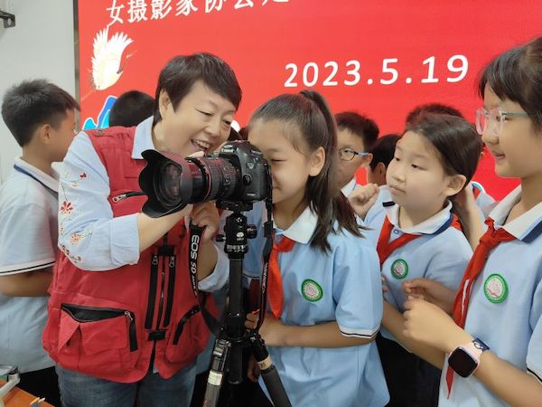  关爱学生幸福成长·协同育人篇｜欣赏美、发现美，感受摄影魅力---邯郸市丛台区外国 语小学摄影艺术家进校园活动