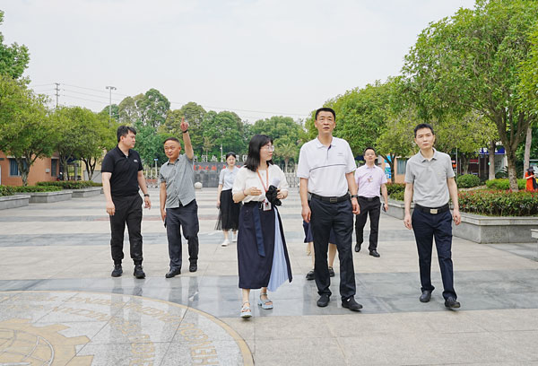 成都市民宗局副局长江东到工程职校调研民族团结工作
