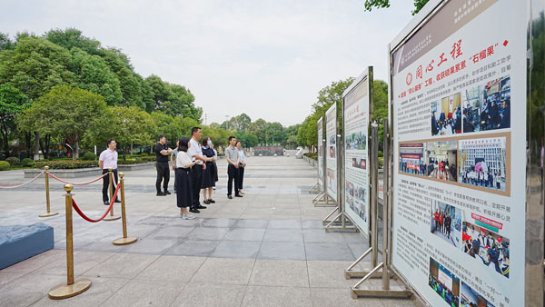 成都市民宗局副局长江东到工程职校调研民族团结工作