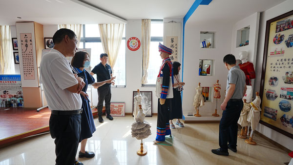 成都市民宗局副局长江东到工程职校调研民族团结工作
