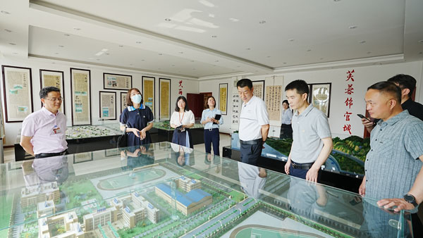成都市民宗局副局长江东到工程职校调研民族团结工作