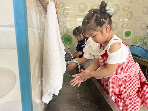 彭州市丽春幼儿园开展“文明就餐我节约”主题活动
