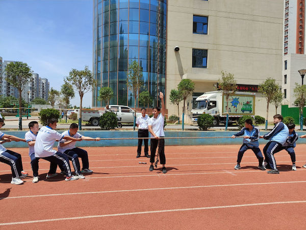 【关爱学生 幸福成长】邯郸市复兴区第三中学开展拔河比赛活动