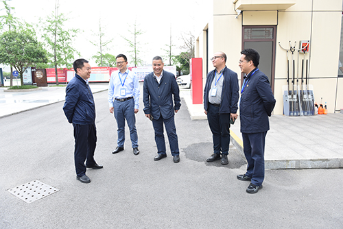 成都石化工业学校接受四川省依法治校示范校创建评估