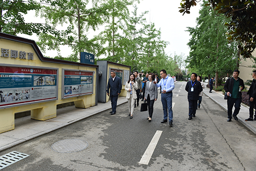 成都石化工业学校接受四川省依法治校示范校创建评估