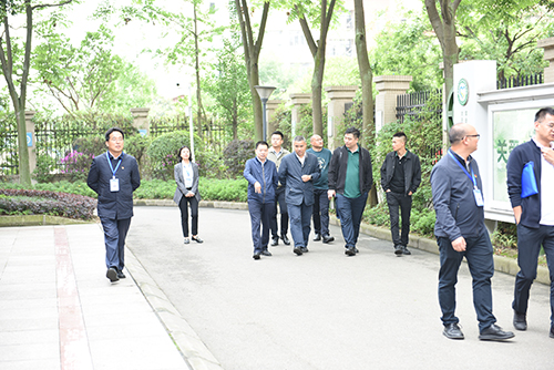 成都石化工业学校接受四川省依法治校示范校创建评估