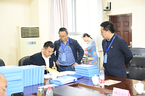 成都石化工业学校接受四川省依法治校示范校创建评估