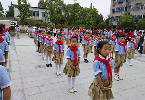 彭州市北君平小学举行少先队入队仪式