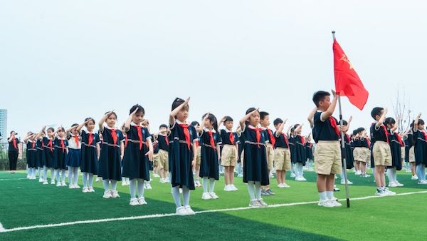 关爱学生幸福成长 · 协同育人篇丨邯郸市丛台区荀子实验第三小学“飘扬红领巾 光荣少先队”一年级入队仪式