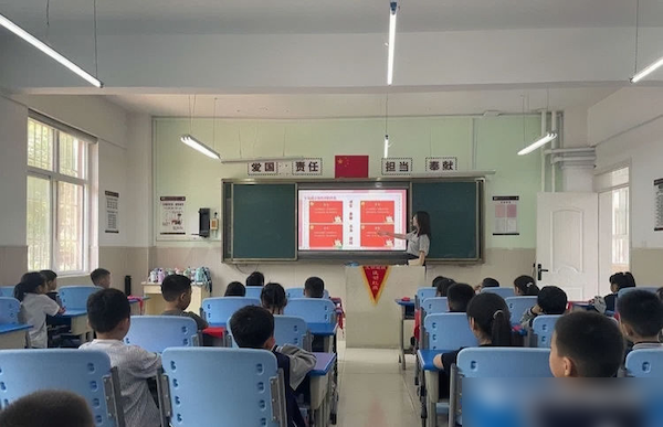 “星星火炬 照我前行”——邯郸市丛台区安居实验小学2023年庆“六一”新队员入队仪式
