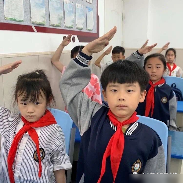 “星星火炬 照我前行”——邯郸市丛台区安居实验小学2023年庆“六一”新队员入队仪式